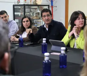 El programa de Transporte Sensible a la Demanda del Gobierno de Castilla-La Mancha llegará en verano a la comarca de Almadén para mejorar la movilidad y el acceso a servicios entre 8 municipios y que beneficiará a más de 11.400 habitantes. Esta mañana ha sido presentado el proyecto por el vicepresidente segundo del Gobierno de Castilla-La Mancha, José Manuel Caballero, en Chillón ante los alcaldes de las localidades que formarán parte de él.