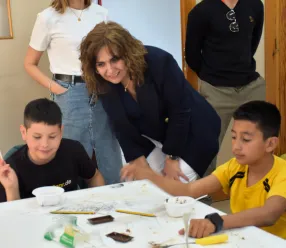 •	La delegada provincial de Bienestar Social, Susana Zomeño, ha visitado el programa que desarrolla la Asociación Utopía en Fuente de Pedro Naharro, dirigido a menores de la localidad