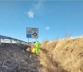 Las brigadas de carreteras del Gobierno regional recogen 8.853 bolsas de basura y 132.000 kilos de residuos de las cunetas y bordes de la Red regional de Carreteras