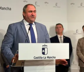 El consejero de Agricultura, Ganadería y Desarrollo Rural firma el protocolo de colaboración para la organización de la FIQAB 2026