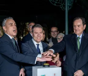 El presidente de Castilla-La Mancha, Emiliano García-Page, anuncia la construcción de un nuevo conservatorio de música en Puertollano. Lo hace  tras presidir en el acto de encendido de la nueva iluminación artística de la Fuente Agria