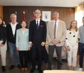 El delegado provincial de Educación, Cultura y Deportes en Ciudad Real, José Caro, ha recibido a una representación de la Universidad de Chongqing