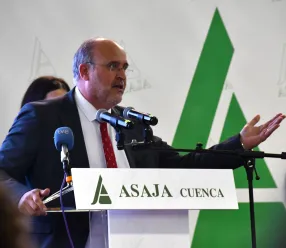 El vicepresidente primero del Gobierno regional, José Luis Martínez Guijarro, asiste  a la Asamblea General de Asaja Cuenca