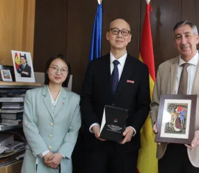 El delegado provincial de Educación, Cultura y Deportes en Ciudad Real, José Caro, ha recibido a una representación de la Universidad de Chongqing