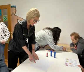 La delegada de la Junta en Cuenca, Marian López, y la delegada provincial de Bienestar Social, Susana Zomeño, han visitado la sede de la Asociación de Familiares y Enfermos de Alzheimer de Cuenca (AFYEDALCU)