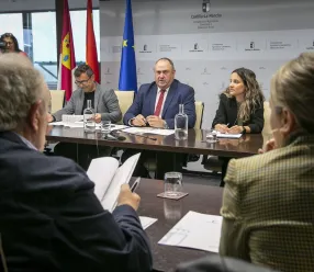 El consejero de Agricultura, Ganadería y Desarrollo Rural, Julián Martínez Lizán, ha mantenido una reunión con las organizaciones profesionales agrarias ASAJA, UPA y Cooperativas Agroalimentarias. (Fotos: A. Pérez Herrera // JCCM)