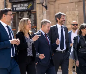 El presidente de Castilla-La Mancha, Emiliano García-Page, asiste a la devolución de los bienes artísticos incautados en las localidades de Yebes y Pareja por la dictadura franquista. En el Museo Diocesano de Arte Antiguo de Sigüenza. Junto con el Consejero de Educación, Cultura y Deporte, Amador Pastor, y el Ministro de Cultura, Ernest Urtasun.