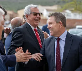 El presidente de Castilla-La Mancha, Emiliano García-Page, asiste en Los Yébenes, a los premios ‘Agro Excelentes’