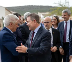 El presidente de Castilla-La Mancha, Emiliano García-Page, asiste en Los Yébenes, a los premios ‘Agro Excelentes’