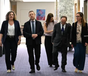 El presidente de Castilla-La Mancha, Emiliano García-Page, visita la acción comercial de vinos que organiza el Instituto de Promoción Exterior de Castilla-La Mancha en Interbev Wine Tasting.