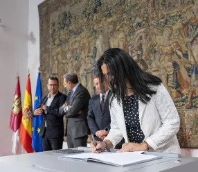 acto de firma del pacto por el que se establecen las bases para la reactivación de la carrera profesional en el ámbito del Servicio de Salud de Castilla-La Mancha. En el Palacio de Fuensalida, sede de la Presidencia autonómica.