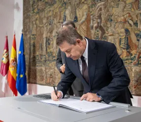 acto de firma del pacto por el que se establecen las bases para la reactivación de la carrera profesional en el ámbito del Servicio de Salud de Castilla-La Mancha. En el Palacio de Fuensalida, sede de la Presidencia autonómica.