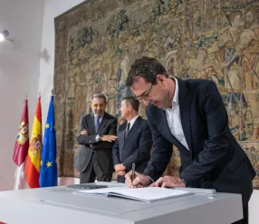 acto de firma del pacto por el que se establecen las bases para la reactivación de la carrera profesional en el ámbito del Servicio de Salud de Castilla-La Mancha. En el Palacio de Fuensalida, sede de la Presidencia autonómica.