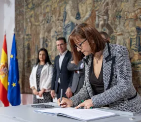 acto de firma del pacto por el que se establecen las bases para la reactivación de la carrera profesional en el ámbito del Servicio de Salud de Castilla-La Mancha. En el Palacio de Fuensalida, sede de la Presidencia autonómica.