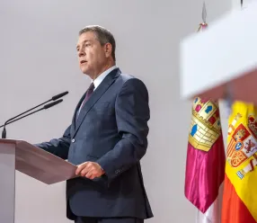 El presidente castellanomanchego, Emiliano García-Page, presidiendo la firma del pacto para la recuperación de la carrera profesional sanitaria