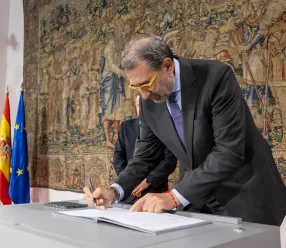 acto de firma del pacto por el que se establecen las bases para la reactivación de la carrera profesional en el ámbito del Servicio de Salud de Castilla-La Mancha. En el Palacio de Fuensalida, sede de la Presidencia autonómica.
