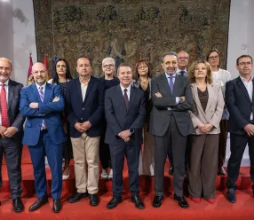acto de firma del pacto por el que se establecen las bases para la reactivación de la carrera profesional en el ámbito del Servicio de Salud de Castilla-La Mancha. En el Palacio de Fuensalida, sede de la Presidencia autonómica.
