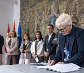 acto de firma del pacto por el que se establecen las bases para la reactivación de la carrera profesional en el ámbito del Servicio de Salud de Castilla-La Mancha. En el Palacio de Fuensalida, sede de la Presidencia autonómica.