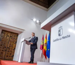 El presidente castellanomanchego, Emiliano García-Page, presidiendo la firma del pacto para la recuperación de la carrera profesional sanitaria