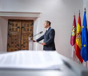 acto de firma del pacto por el que se establecen las bases para la reactivación de la carrera profesional en el ámbito del Servicio de Salud de Castilla-La Mancha. En el Palacio de Fuensalida, sede de la Presidencia autonómica.