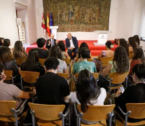 El Gobierno regional expone el conjunto de medidas contra la despoblación a los alumnos de la UCLM