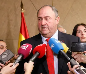 El consejero de Agricultura, Ganadería y Desarrollo Rural, Julián Martínez Lizán, presenta, en la sala de prensa de la Consejería, el Plan Estratégico de Ganadería Extensiva de Castilla-La Mancha.
