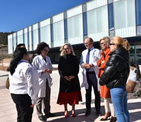 la delegada de la Junta en Cuenca, Marian López, en una de las paradas más demandadas del servicio, ubicada en el Hospital Universitario de Cuenca, junto a la delegada provincial de Fomento, Ana Ponce; el gerente del Área Integrada de Cuenca, José Antonio Ballesteros; la directora de Continuidad Asistencial y Calidad, Begoña Valverde; y la responsable de la empresa adjudicataria, Rubiocar, Ana Valladolid.