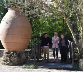 La delegada de la Junta en Cuenca, Marian López, ha visitado Albalate de las Nogueras junto a su alcalde, Pedro Luis Auñón, y la concejala Cristina Notario