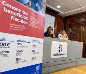 La directora general de Tributos y Ordenación del Juego, Susana Pastor, presenta las deducciones fiscales en el tramo autonómico de la campaña de la renta en Guadalajara