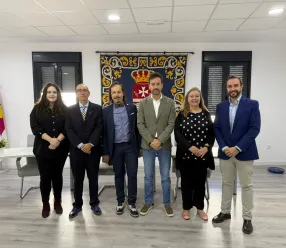 El Gobierno de Castilla-La Mancha ha animado a las familias de la región a solicitar las ayudas Reto-D para cursar estudios postobligatorios que tienen como objetivo fijar población en zonas rurales.  Así se ha puesto de manifiesto durante la celebración de la X Semana Universitaria y Cervantina: ´Calidad de vida y turismo sostenible en territorios de baja densidad de población´ a la que han asistido el comisionado del Reto Demográfico, Jesús Alique y el director general de Universidades, Investigación e In