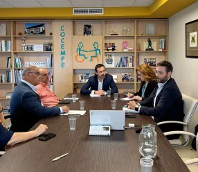 Reunión del comisionado para la Accesibilidad, José Luis Escudero, con representantes de COCEMFE