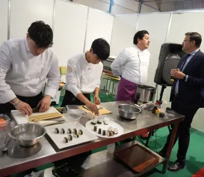 El consejero de Educación, Cultura y Deportes ha visitado hoy la Feria de FP de Valdepeñas