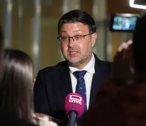 Amador Pastor haciendo declaraciones a los medios
