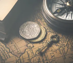 Mapa, brújula y monedas antiguas