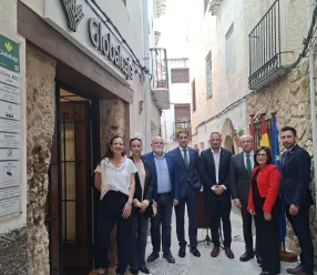 Minutos previos a la inauguración a las puertas de la nueva oficina