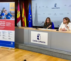 La directora general de Tributos y Ordenación del Juego, Susana Pastor, presenta las deducciones fiscales en el tramo autonómico de la campaña de la renta en Guadalajara