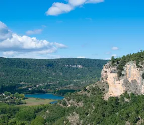 	La consejera de Desarrollo Sostenible, Mercedes Gomez, ha animado a la ciudadanía a participar los próximos meses de abril, mayo y junio en las numerosas actividades que tendrán lugar en los siete parques naturales de la región