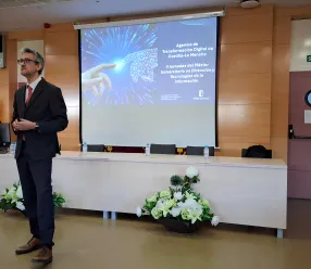 El director gerente de la Agencia de Transformación Digital de Castilla-La Mancha, Juan Ángel Morejudo, durante su intervención en la II Jornada del Máster Universitario en Dirección Estratégica y Tecnologías de la Información en la Universidad de Castilla-La Mancha (UCLM) en Talavera