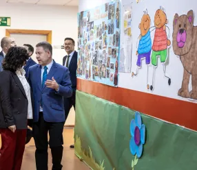 El presidente autonómico, Emiliano García-Page, inaugura la Escuela Infantil ‘Primeros Pasos’ de Mira.