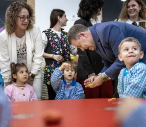 El presidente autonómico, Emiliano García-Page, inaugura la Escuela Infantil ‘Primeros Pasos’ de Mira.