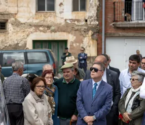 El presidente autonómico, Emiliano García-Page, inaugura la reconstrucción del puente de la travesía de la CM-215.