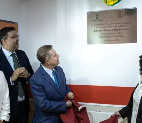 El presidente autonómico, Emiliano García-Page, inaugura la Escuela Infantil ‘Primeros Pasos’ de Mira.
