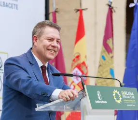 El jefe del Gobierno regional, Emiliano García-Page, inaugura, en Albacete, la feria ‘FARCAMA Primavera 2026