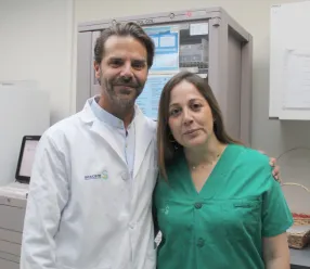 Doctor Ramón Ortiz, tutor de Medicina Intensiva, junto a la doctora Carmen Espinosa, especialista del equipo de UCI Ciudad Real
