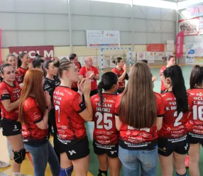 El director general de Juventud y Deportes, Carlos Yuste, ha asistido al partido de balonmano entre el Soliss Balonmano Pozuelo de Calatrava y el Lanzarote Puerto del Carmen