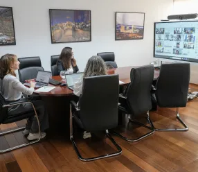 La directora general de Innovación Educativa y Centros, Mariló Pérez, presenta la fase final de la Liga de Debate de Castilla-La Mancha