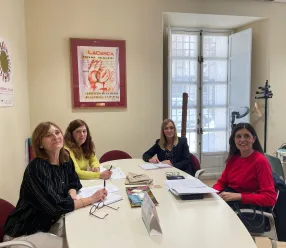 La delegada provincial de Igualdad, Lola Serrano, recibió a las tres empresas para la rúbrica del convenio.