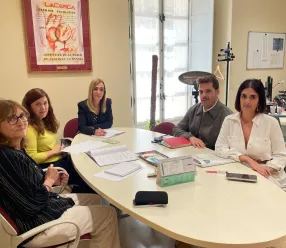 La delegada provincial de Igualdad, Lola Serrano, recibió a las tres empresas para la rúbrica del convenio.