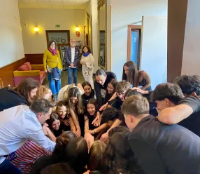 Los alumnos y alumnas del IES San Isidro se preparan para inaugurar la XXIX muestra escolar "El Teatro viene de la Escuela"