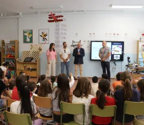 Más de 300 alumnos del CEIP ‘Rosa Parks’ de Toledo han disfrutado hoy de la visita del Servicio de Emergencias 1-1-2 de Castilla-La Mancha.